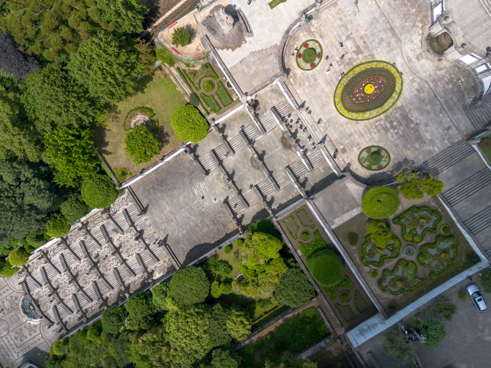 Luftaufnahme der Treppe und der Gärten von Bom Jesus do Monte in Braga