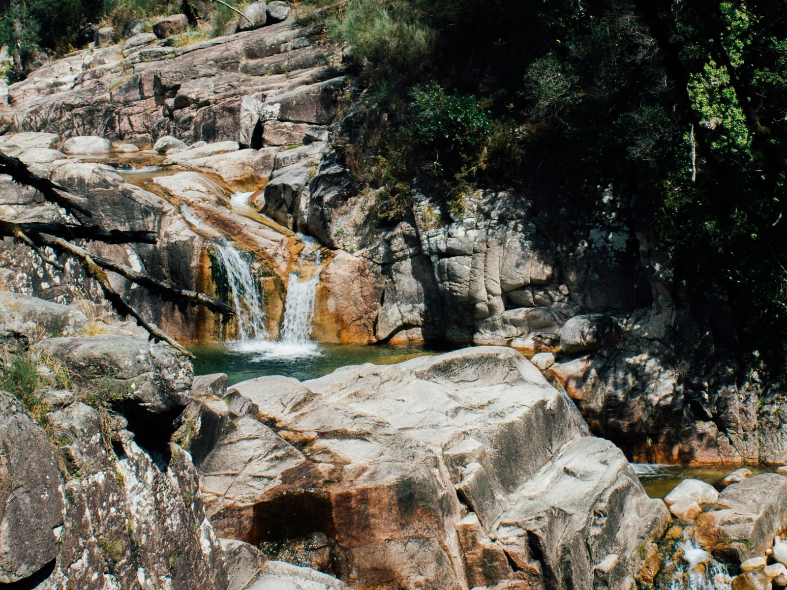 Wasserfall zwischen Granitfelsen im Nationalpark Peneda-Gerês