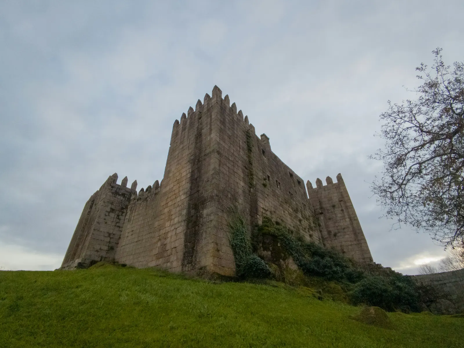 Die Burg von Guimarães auf dem grünen Hügel