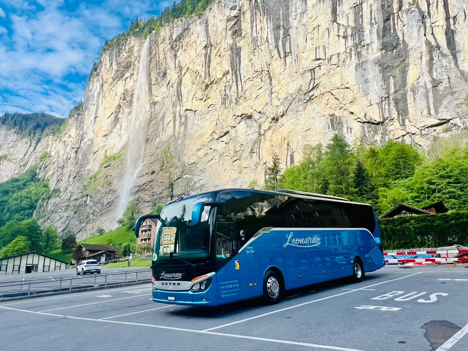 Car von Leonardo Travel in Lauterbrunnen, mit dem Staubbachfall an der Felswand