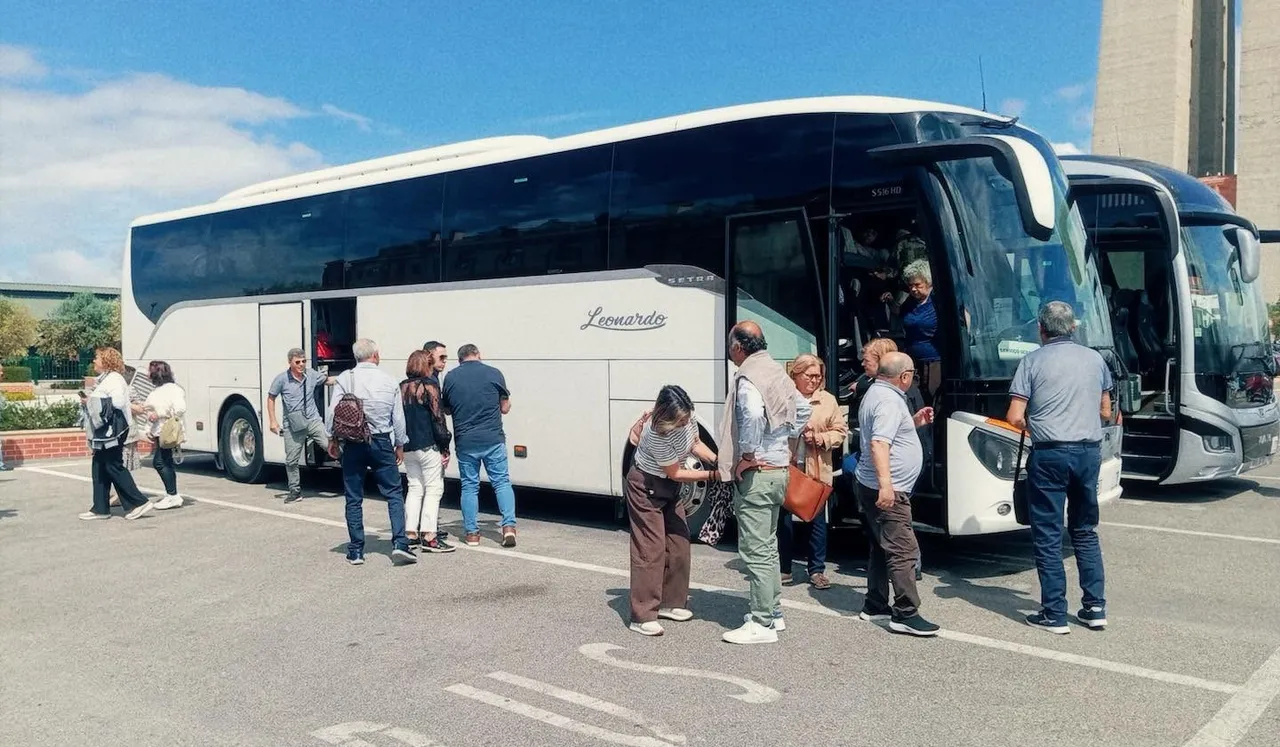 Reisegruppe beim Einsteigen in einen Car von Leonardo Travel