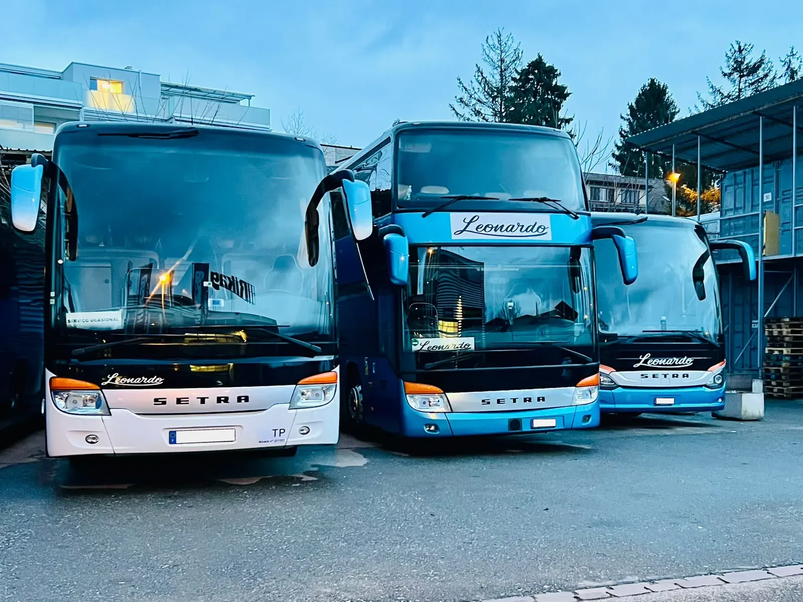 Drei Setra-Cars von Leonardo Travel nebeneinander parkiert