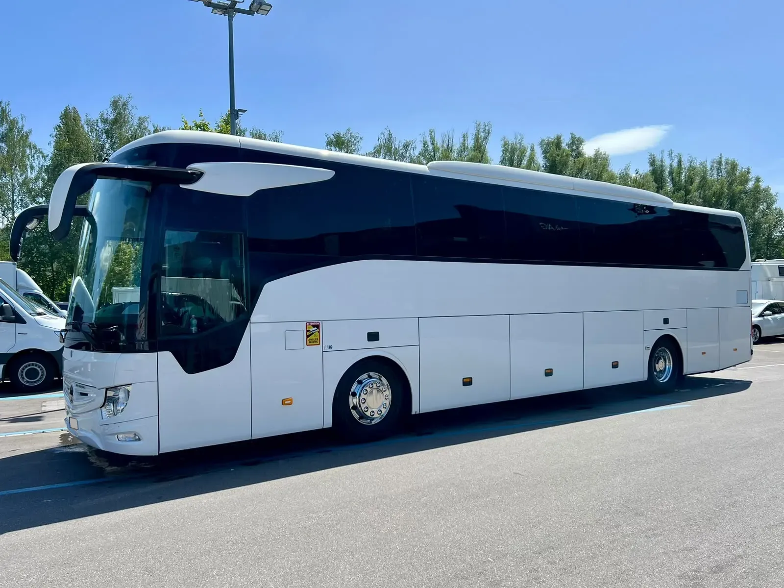 Weisser Reisecar Mercedes Tourismo von Leonardo Travel
