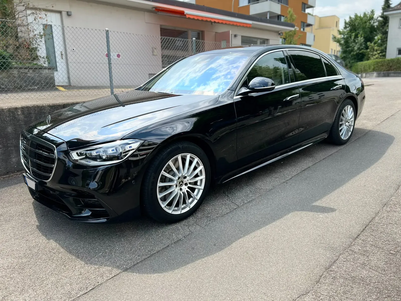 Schwarze Mercedes-S-Klasse-Limousine