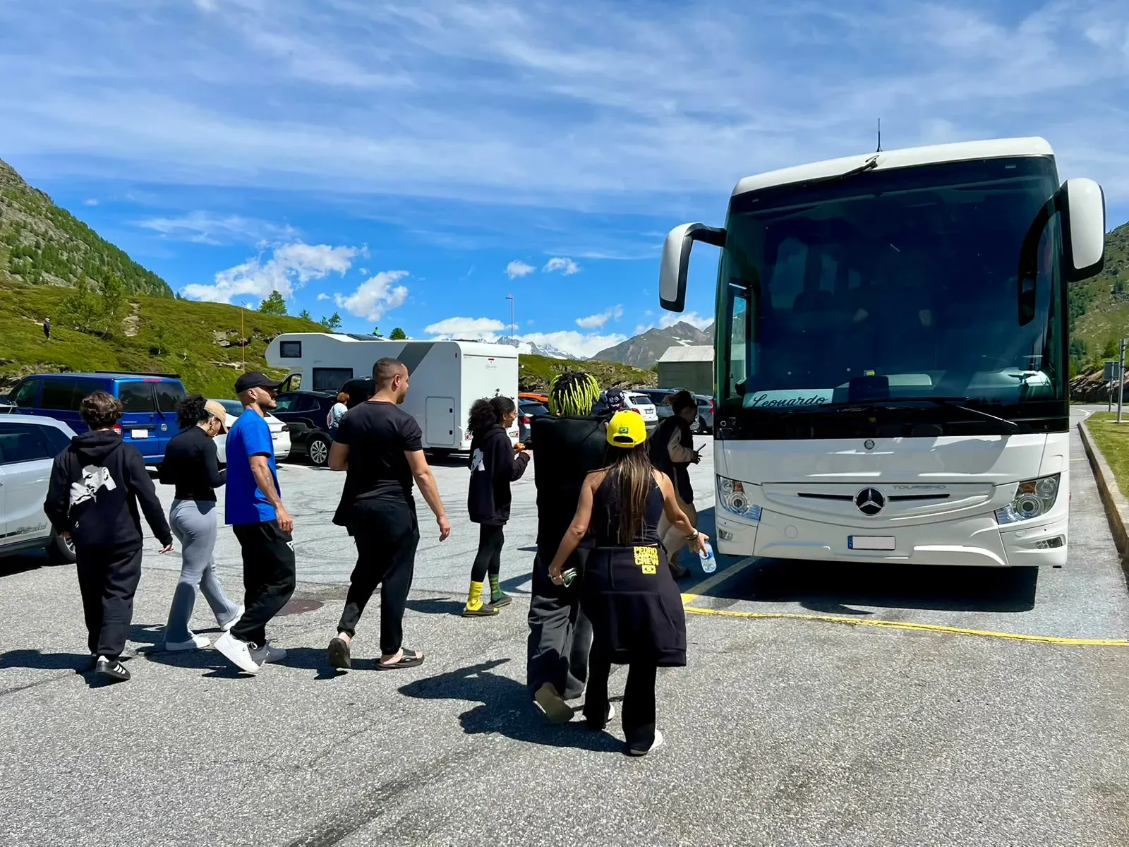 Gruppe auf dem Weg zu einem Car von Leonardo Travel, in einem Park in den Alpen