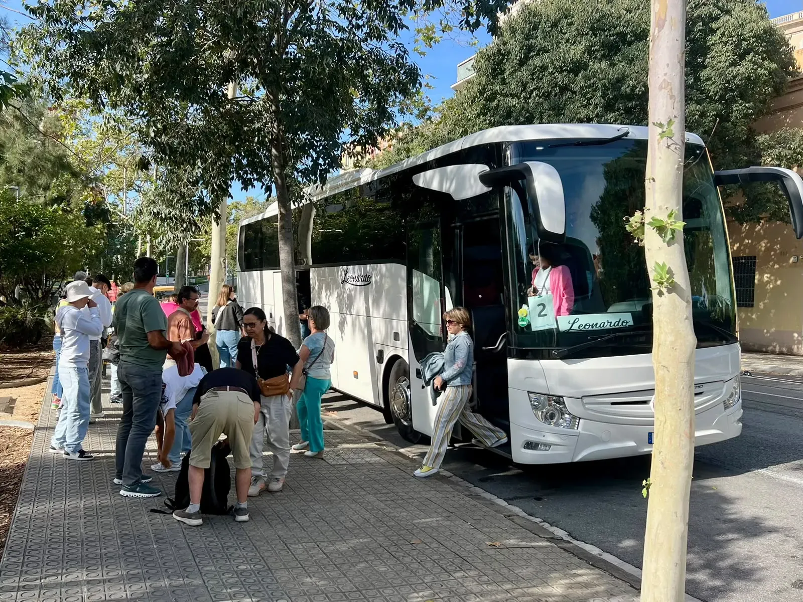 Ausflugsgruppe beim Einladen des Gepäcks in einen Car von Leonardo Travel