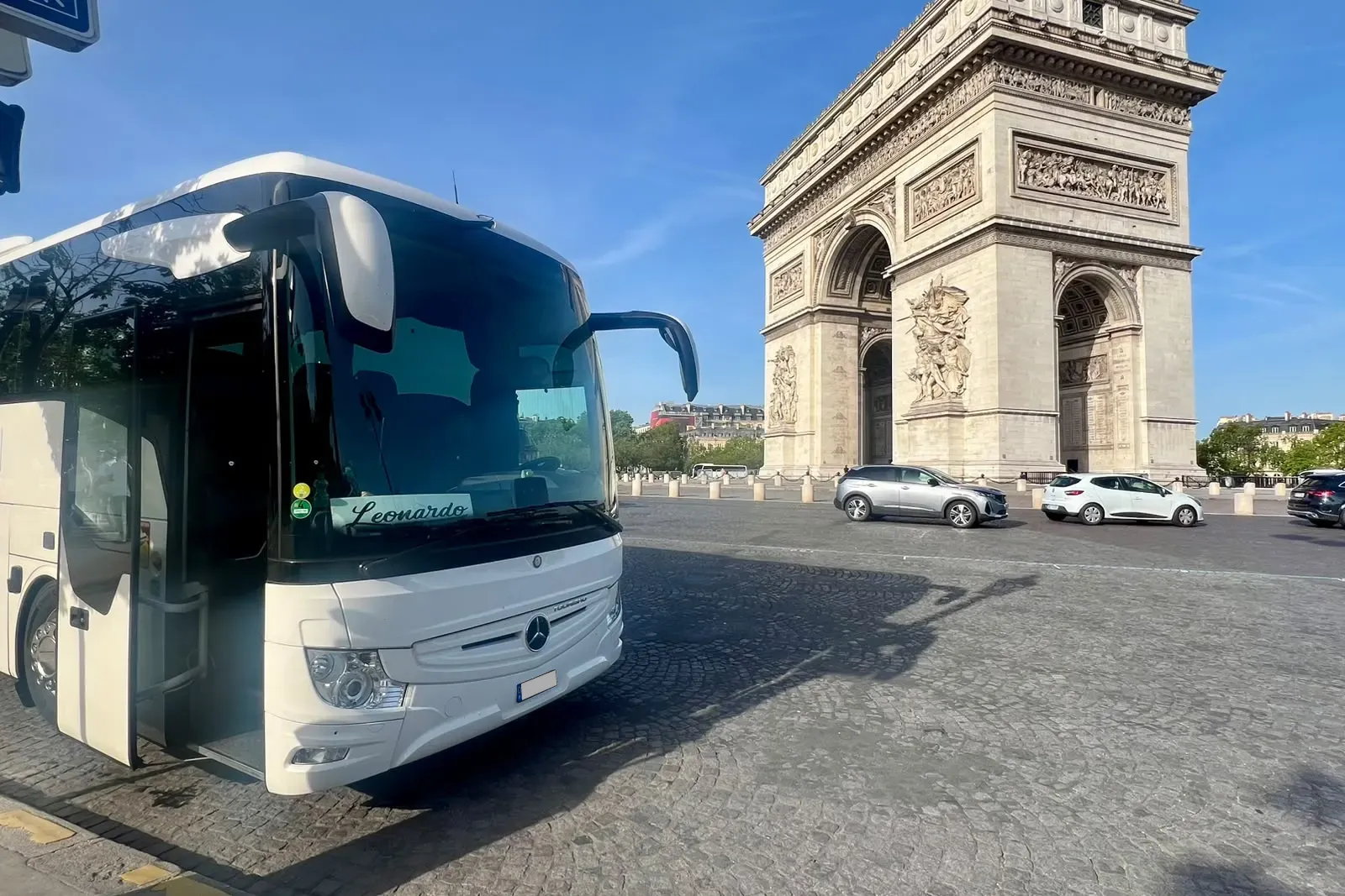 Car von Leonardo Travel beim Arc de Triomphe in Paris, bei blauem Himmel