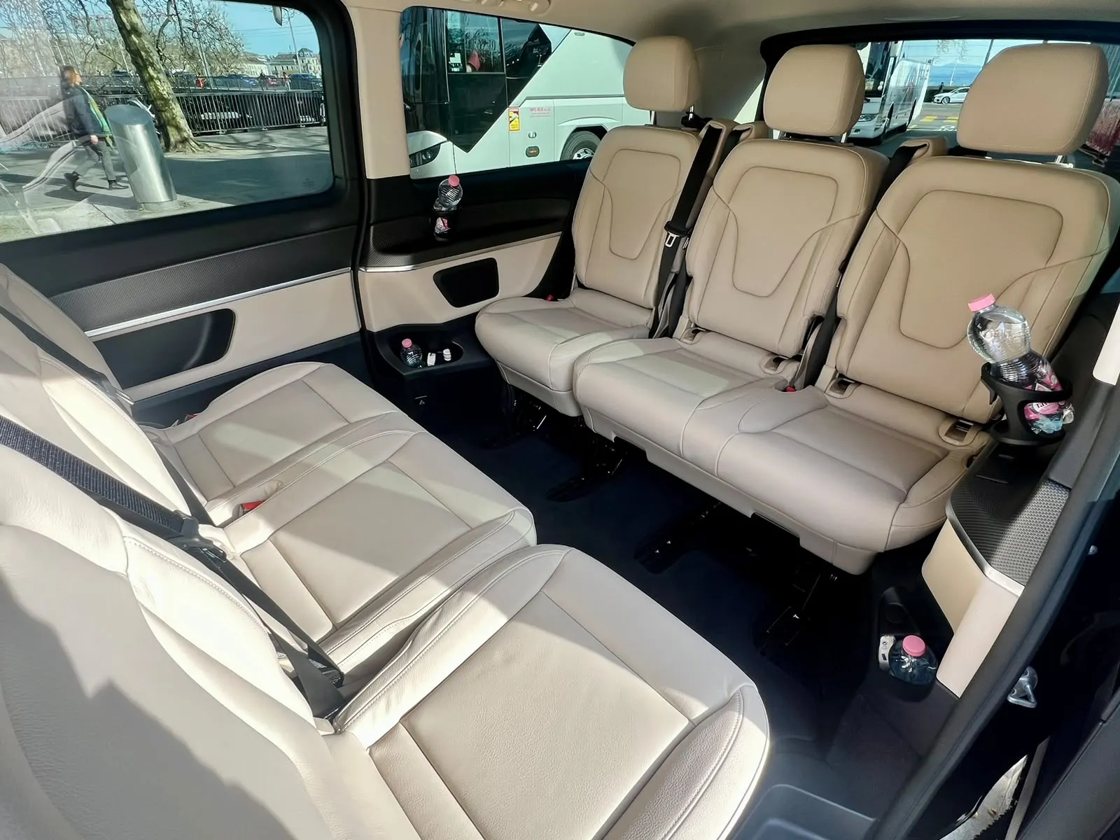Innenraum des V-Klasse-Vans, mit beigen Ledersitzen einander gegenüber