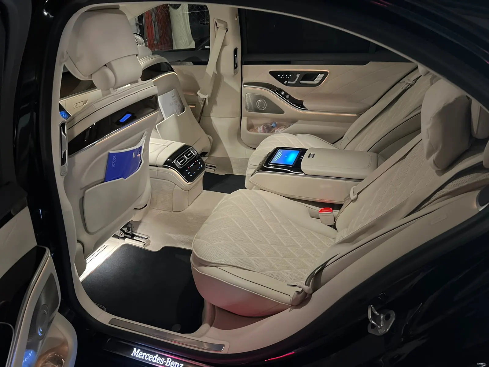 Helle Ledersitze im Fond der S-Klasse-Limousine, mit Bildschirmen